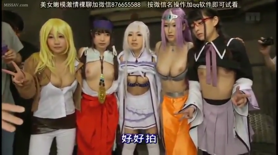 摄影棚 · 胸部特写 · 面无表情 · 露点 · 多款动漫服装 · 头饰