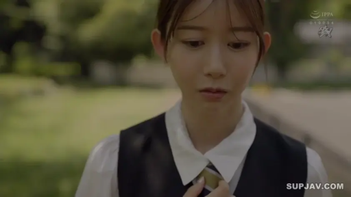 忧郁 · 站姿 · 制服 · 特写 · 户外 · 整理领带