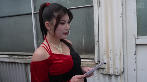 专注 · 侧脸特写 · 墙边 · 项链 · 红黑拼色露肩上衣