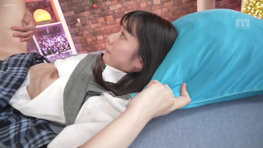 等待 · 卧室 · 侧脸特写 · 枕头 · 室内灯光 · 格子外套