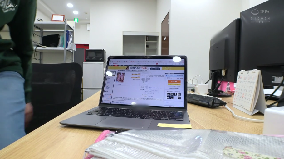 办公室 · 站立 · 笔记本电脑 · 卫衣 · 浏览网页