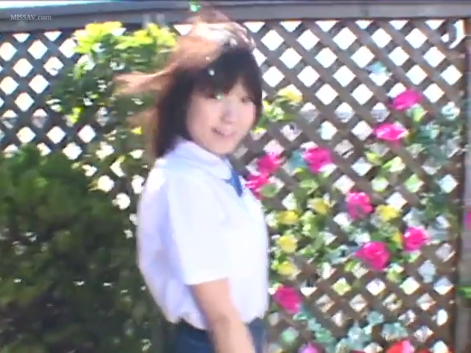 微笑 · 户外花园 · 白色学生衬衫 · 脸部近照