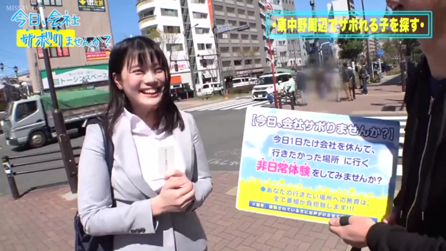 灰色职业西装外套 · 开心 · 街头实录风格 · 人行道 · 写字板文字特写 · 调查写字板