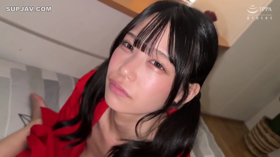 室内 · 脸部特写 · 对视 · 仰视 · 双马尾 · 红色外套 · 楚楚可怜