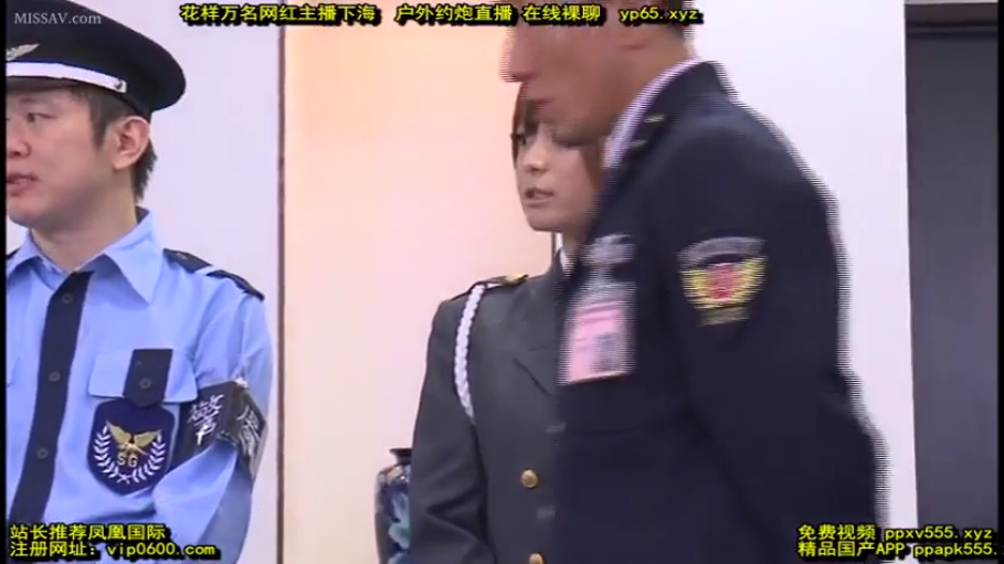 平静 · 室内办公室 · 制服 · 制式衬衫 · 人物面部侧面特写
