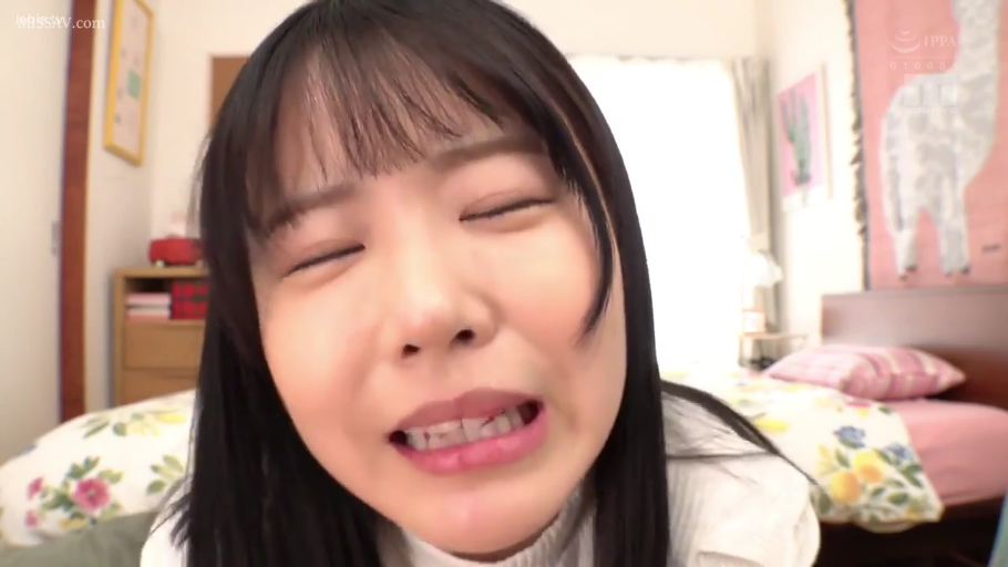 卧室 · 微微张口 · 面部特写 · 自拍视角 · 白色高领针织衫 · 口交