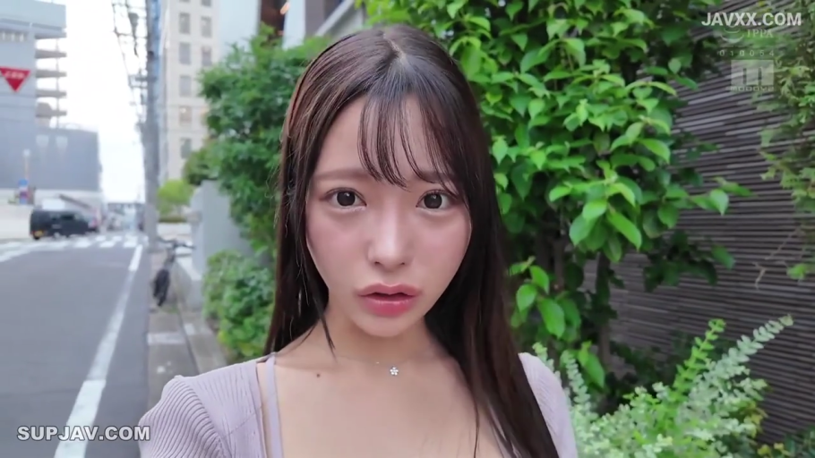 嘴唇微张 · 脸部特写 · 城市街道 · 光线明亮 · 浅色针织上衣 · 项链