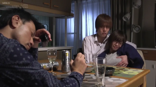 餐厅 · 搂抱 · 中景 · 条纹衫 · 摸胸