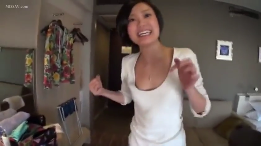 站姿 · 酒店房间 · 笑容 · 说话 · 半身像 · 白色低胸上衣