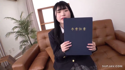 室内 · 坐姿 · 校服 · 展示 · 自然 · 半身 · 毕业证书 · 毕业生