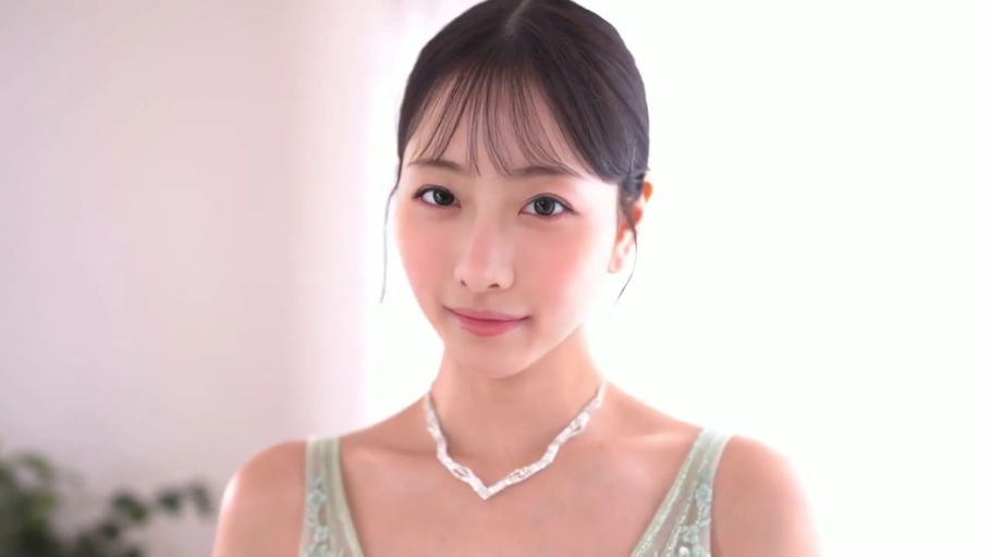 室内 · 肩部特写 · 深情注视 · 光线柔和 · 浅绿色吊带裙 · 项链