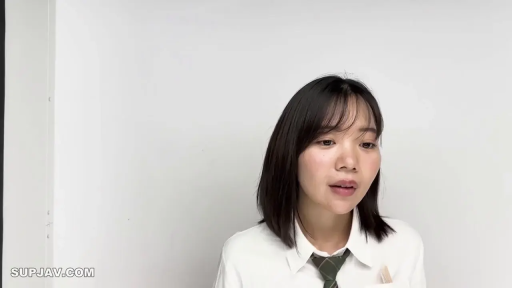 室内 · 脸部特写 · 站姿 · 白衬衫