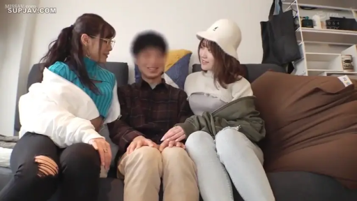 坐姿 · 交谈 · 中景 · 微笑 · 客厅 · 抱枕 · 休闲服 · 三人