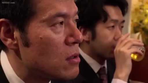 室内 · 坐姿 · 严肃 · 面部特写 · 酒杯 · 西装 · 饮酒 · 中年男性