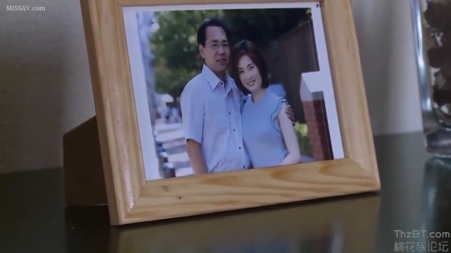 微笑 · 短袖衬衫 · 木质相框 · 室内家具表面 · 照片中女人的脸