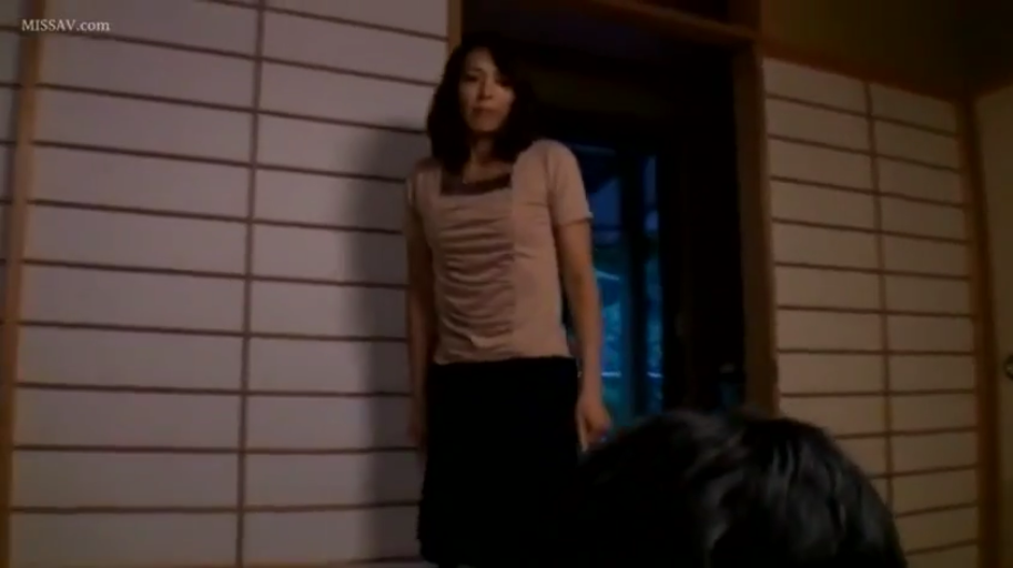 严肃 · 站立 · 障子门 · 和室 · 粉色上衣 · 注视 · 熟女