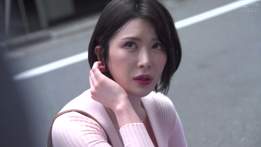 面部特写 · 户外街道 · 惶恐 · 粉色针织上衣