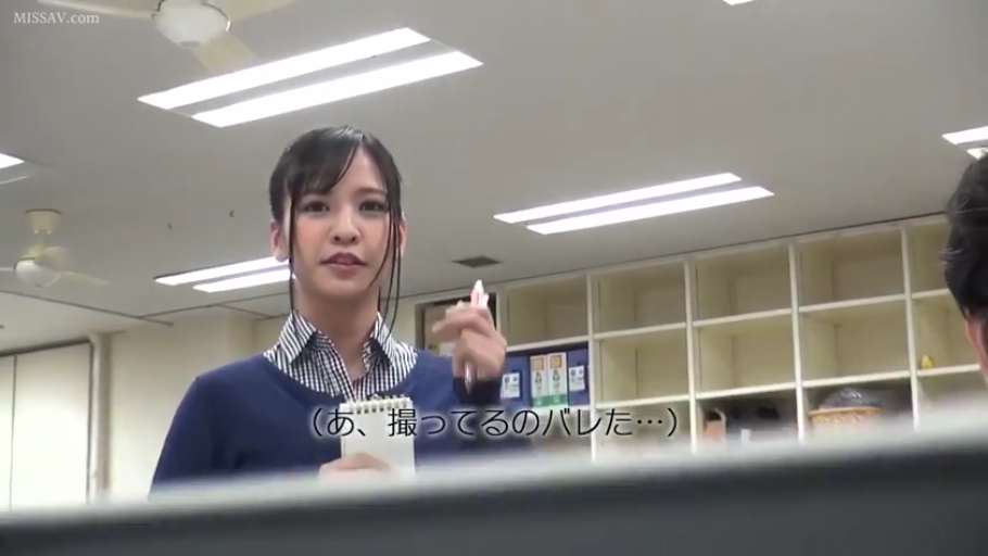 办公室 · 站立 · OL装 · 自然 · 半身 · 对视 · 偷拍视角 · 记事本