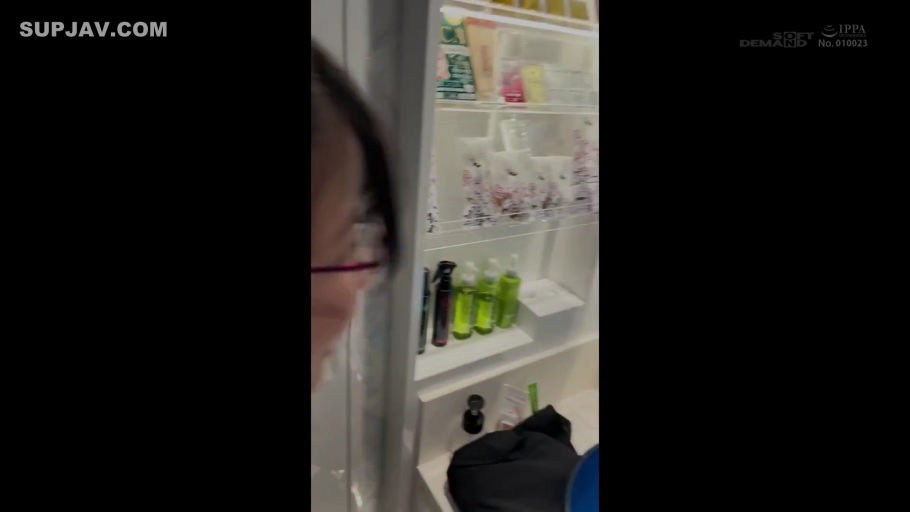 洗手间 · 微笑 · 日常服饰 · 护肤品 · 女性面部侧写