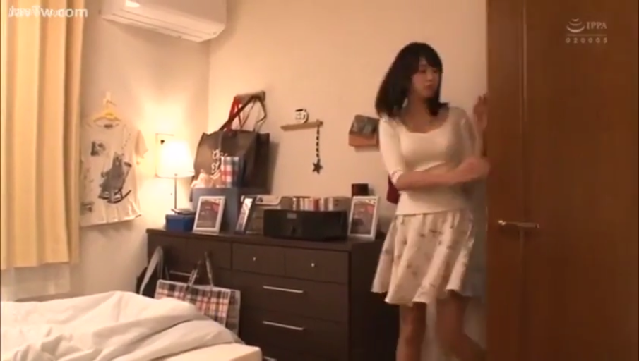 卧室 · 站立 · 碎花裙