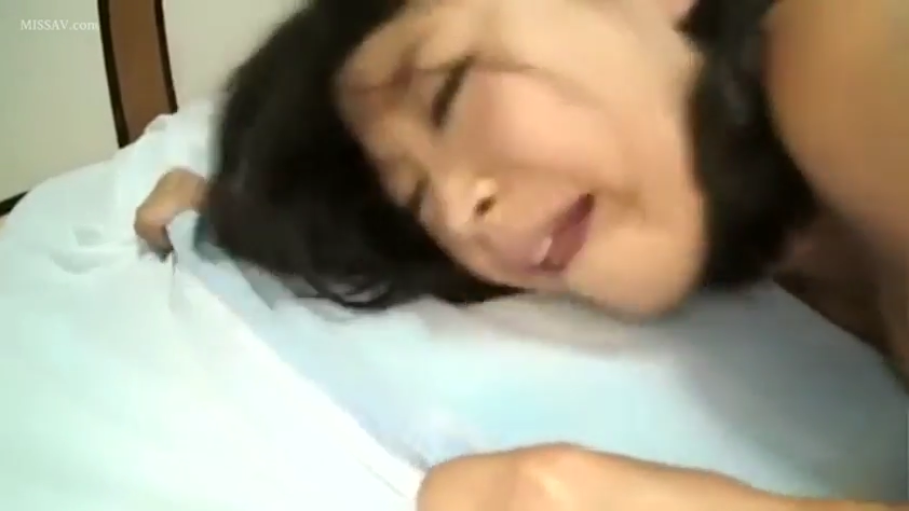 脸部特写 · 床上 · 张嘴呻吟 · 裸体 · 后入 · 汗水