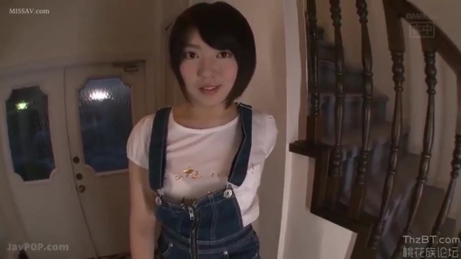 站立 · 微笑 · 半身 · 注视 · 短发 · 室内楼梯 · 牛仔背带裤