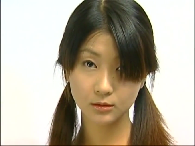 无表情 · 面部特写 · 室内背景