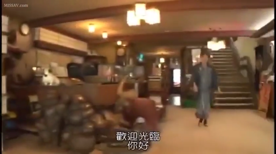 旅馆大厅 · 旅馆制服 · 礼貌微笑