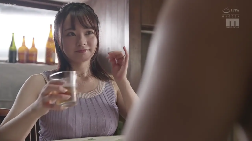 温柔 · 玻璃杯 · 人物面部特写 · 室内餐桌 · 酒水 · 淡紫色针织背心