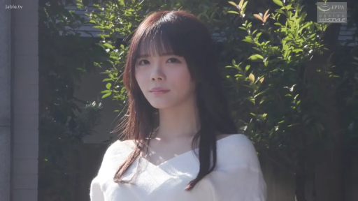 站立 · 注视 · 清纯 · 户外 · 柔和 · 胸部以上 · 白色一字领上衣