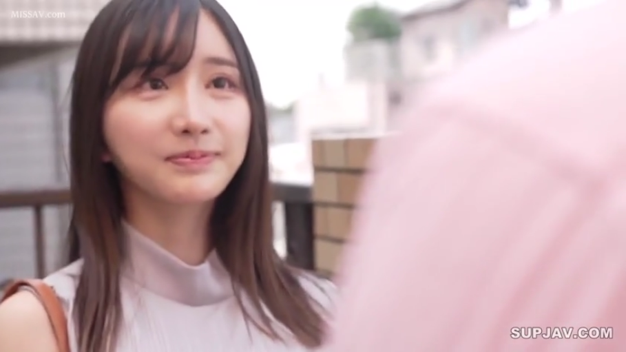 站立 · 微笑 · 面部特写 · 对视 · 户外 · 长发 · 无袖上衣 · 单肩包
