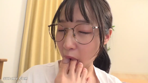 室内 · 眼镜 · 脸部特写 · 羞耻 · 白色上衣 · 无 · 舔脚