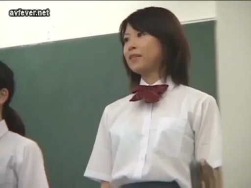 教室 · 注视 · 上半身特写 · 白色短袖制服衬衫