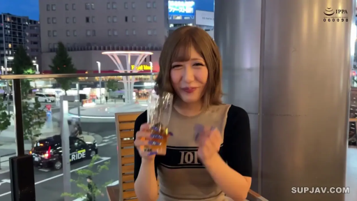 手部特写 · 酒杯 · 城市街道背景 · 调皮微笑 · 城市灯光 · 拼色针织衫