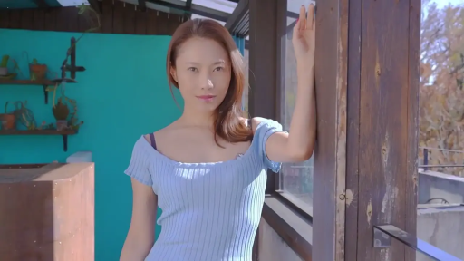 站立 · 盆栽 · 微笑 · 半身 · 倚靠 · 阳台 · 阳光 · 蓝色一字领针织衫