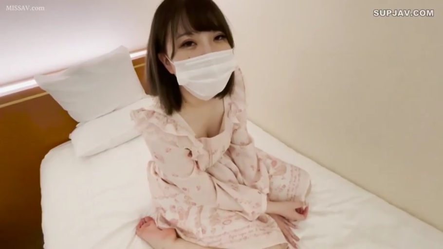 坐姿 · 卧室 · 中景 · 平静 · 口罩 · 素人 · 看镜头 · 粉色碎花连衣裙