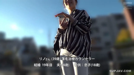 微笑 · 紧身白裤 · 街道 · 逆光拍摄