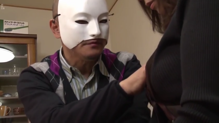 室内 · 胸部特写 · 抚摸胸部 · 针织衫 · 面对面 · 白色面具 · 痴汉系列 · 面无表情