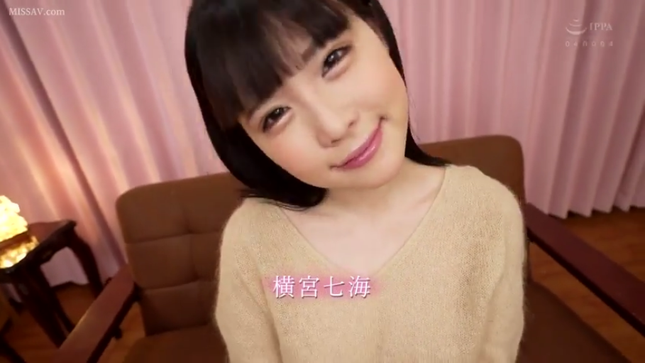 休息室 · 脸部特写 · 甜美微笑 · 米色针织毛衣