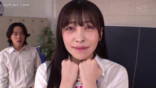 学生装 · 更衣室 · 清纯风格 · 期待神情 · 人物面部特写