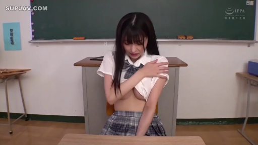坐姿 · 校服 · 教室 · 巨乳 · 半身 · 黑板 · 害羞 · 撩衣露出