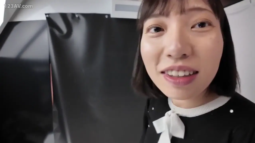 严肃 · 脸部 · 站立 · 更衣室 · 清纯 · 日常装 · 准备 · 幕布