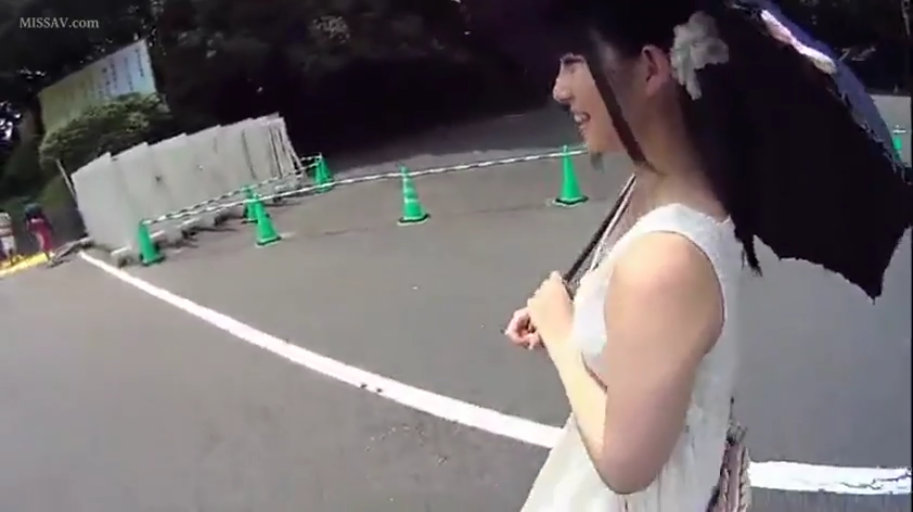 开朗 · 侧脸特写 · 白色连衣裙 · 遮阳伞 · 光线明亮 · 户外道路