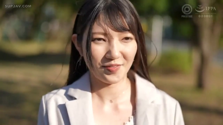 微笑 · 面部特写 · 职业装 · 注视 · 户外 · 长发 · 正面