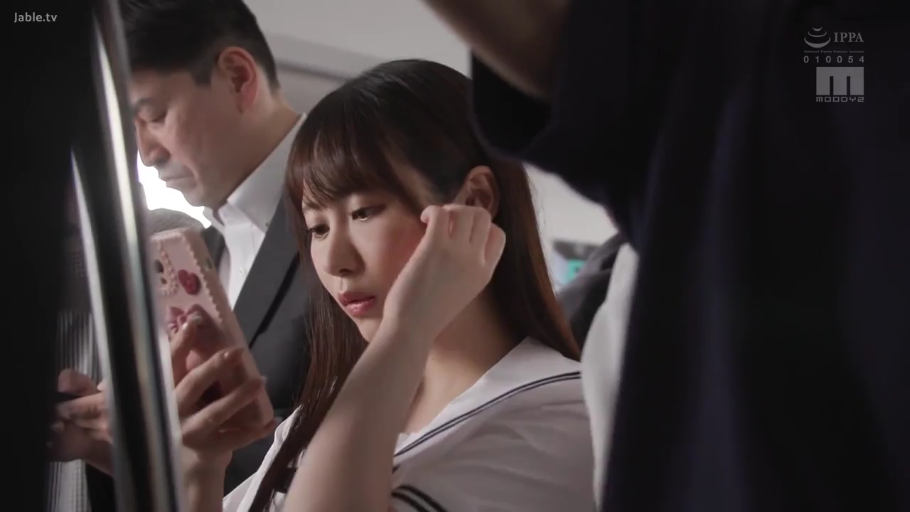 若有所思 · 手机 · 日本校服 · 地铁车厢 · 女学生面部特写 · 背景有穿着西装的上班族