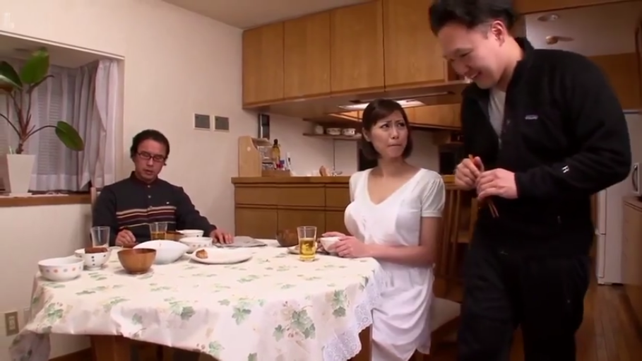筷子 · 家庭餐厅 · 日常家居环境 · 坐着男子穿深色长袖衫 · 站立男子带有笑意