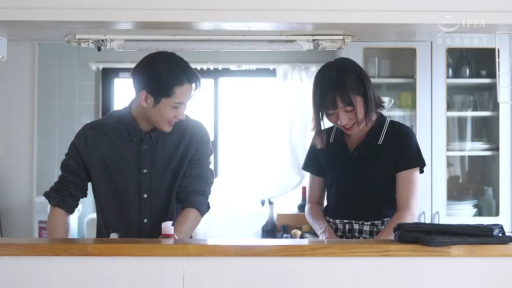 交谈 · 站立 · 中景 · 微笑 · 厨房 · 餐具 · 日常服装 · 室内情景