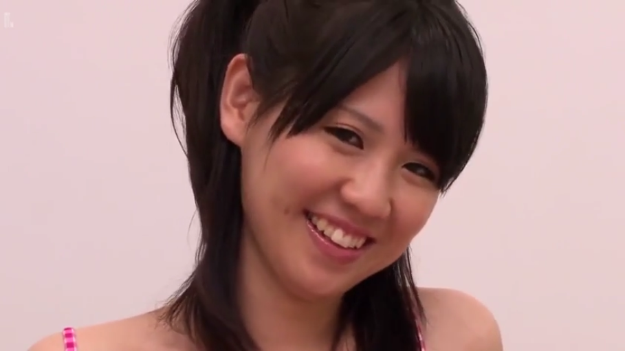 室内 · 脸部特写 · 注视镜头 · 亚洲女性 · 甜美微笑 · 侧头 · 粉色格子吊带