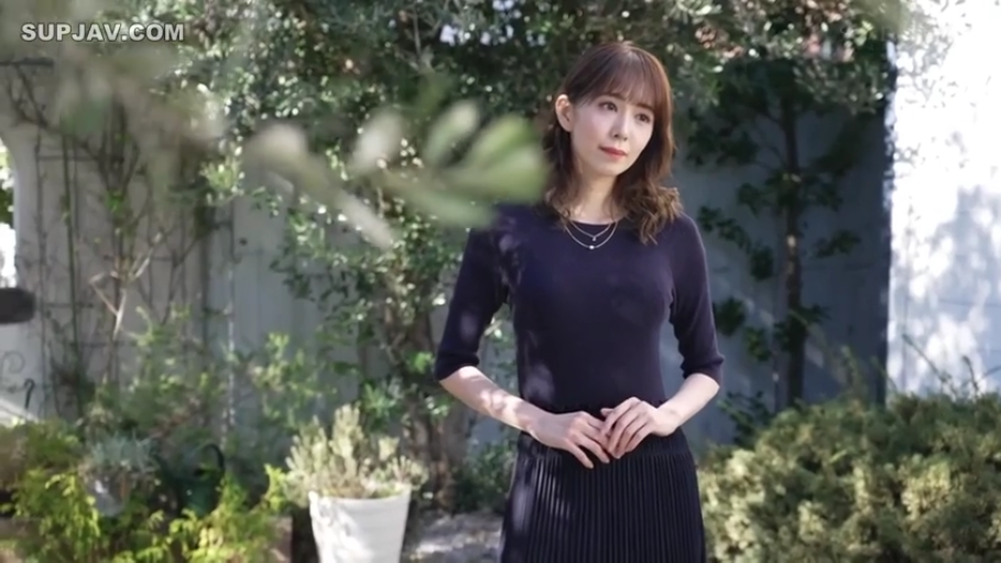 站立 · 半身 · 熟女 · 恬静 · 户外庭院 · 无行为 · 深色修身衣