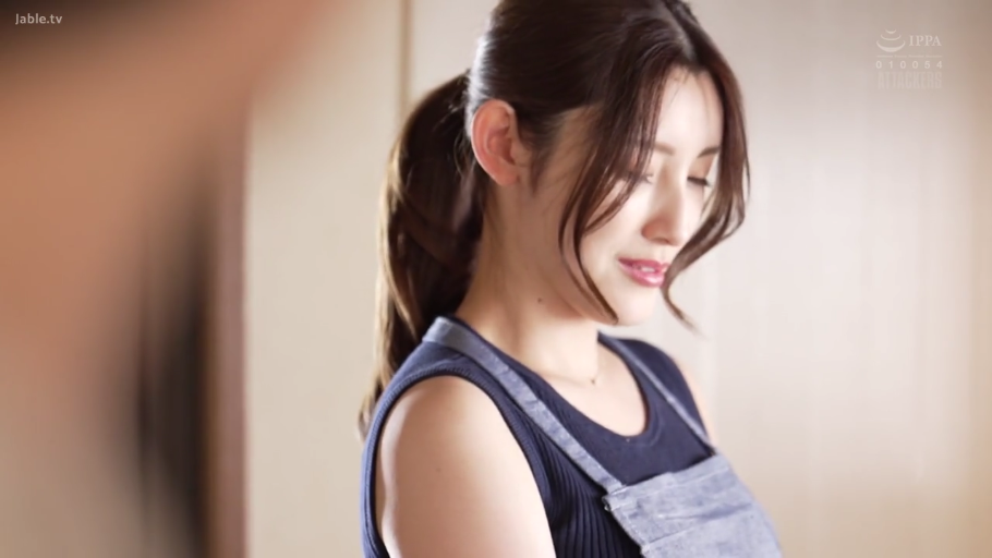 室内 · 站立 · 温柔 · 侧脸 · 围裙 · 家务 · 马尾辫